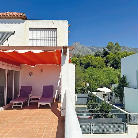 Nagueeles On The Golden Mile *