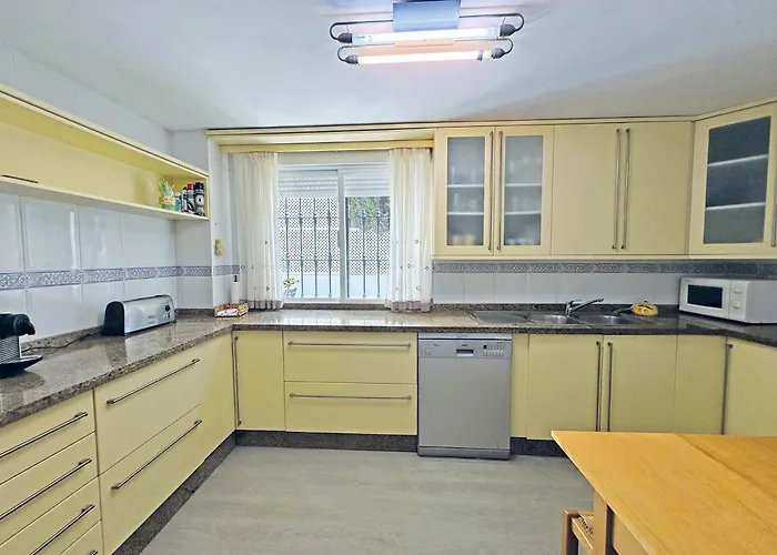 Nagueeles On The Golden Mile *