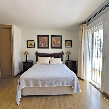 Nagueeles On The Golden Mile *