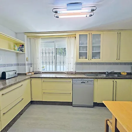 Nagueeles On The Golden Mile *