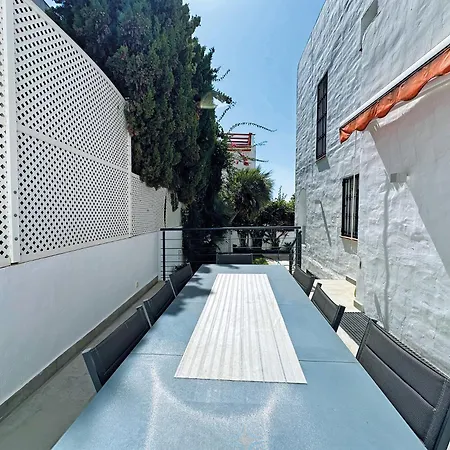 Nagueeles On The Golden Mile