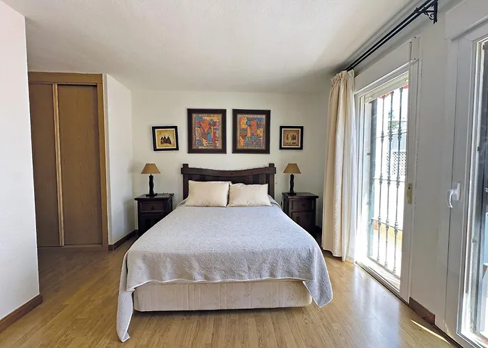 Nagueeles On The Golden Mile *